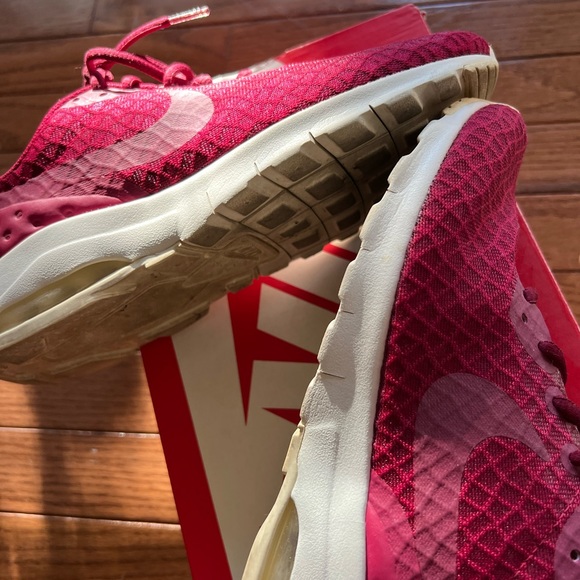 Nike Air Max Motion LW SE in Noble Red - Picture 2 of 4